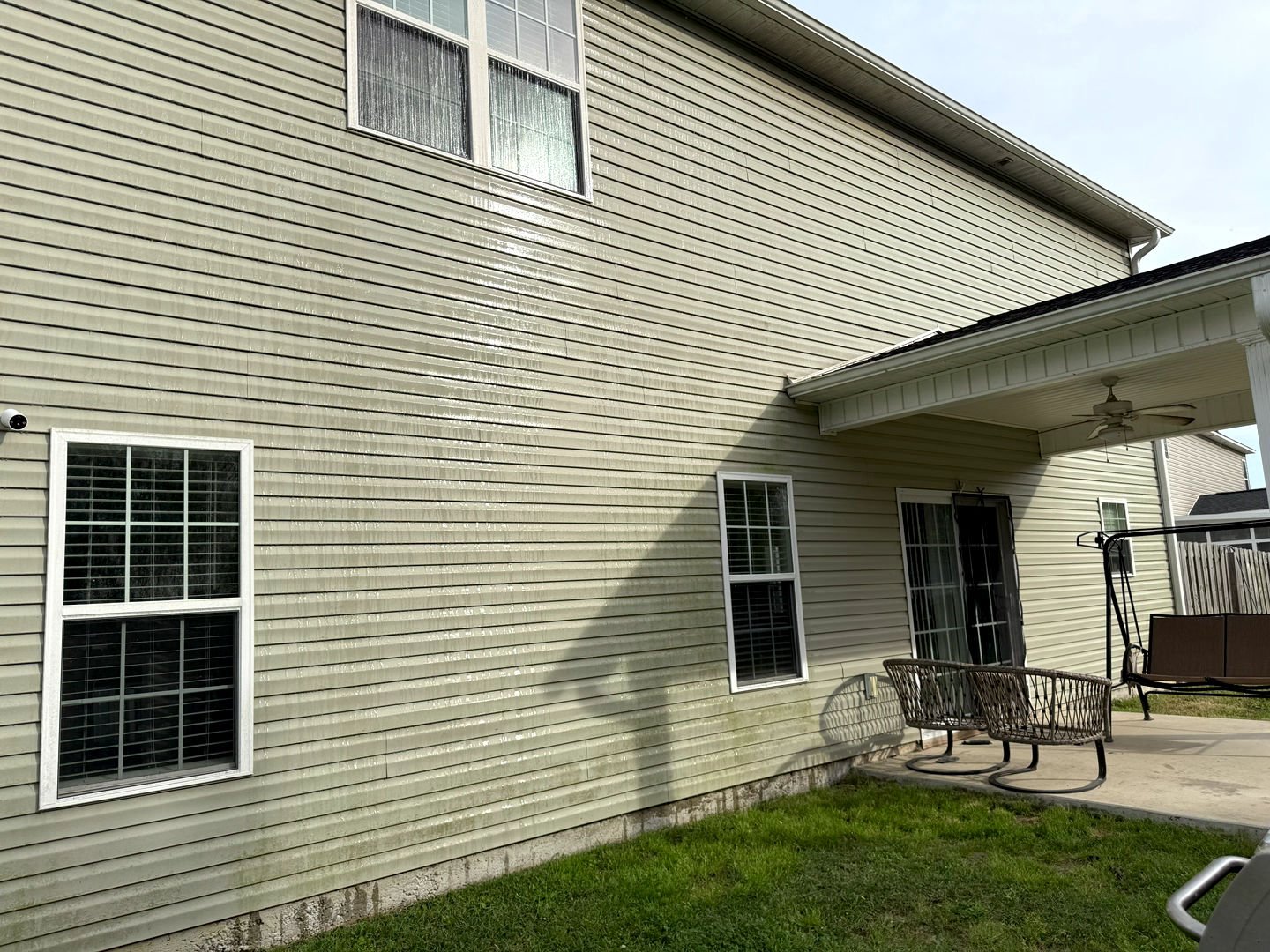 Pressure washing a home's vinyl siding, showcasing a clean, mildew-free surface with improved curb appeal.