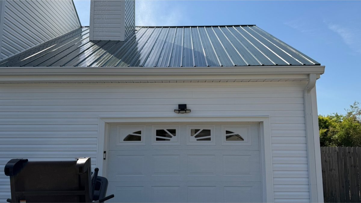 Garage elevation and siding after cleaning